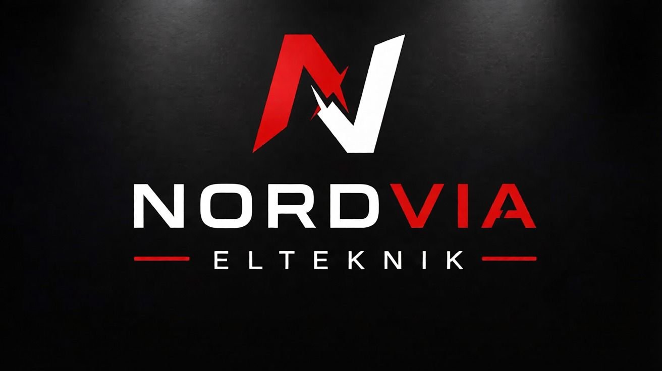 Elektriker arbetar med elcentral